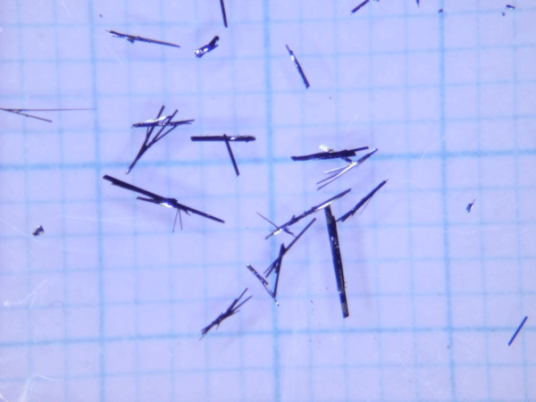 図1:測定に使用した有機化合物β-(meso-DMBEDT-TTF)2PF6の写真。