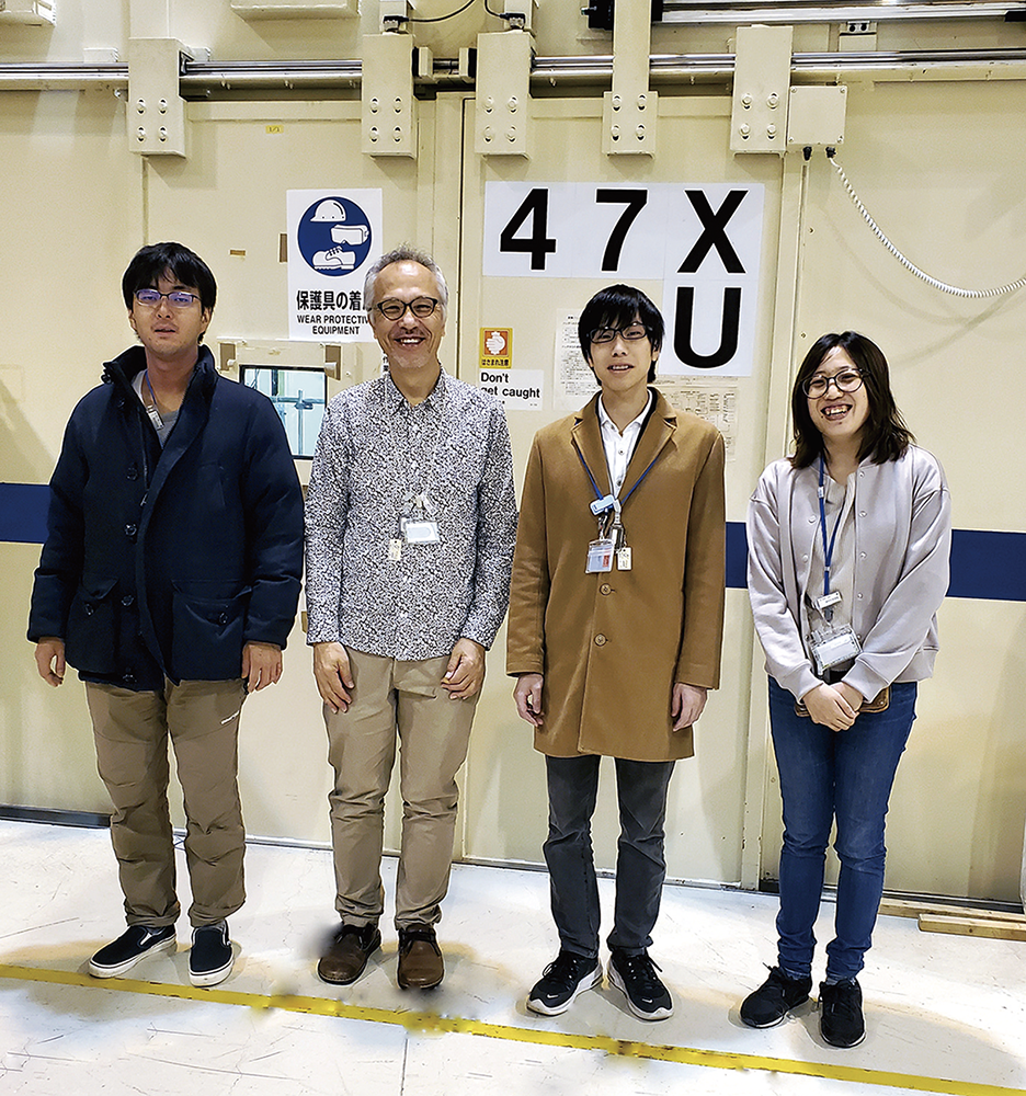 ナノX線CT分析をするSPring-8 BL47XUを前に奥村さん。(左から、安武さん、𡈽山さん、奥村さん、延寿さん)