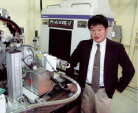 山本雅貴氏と試料交換ロボットシステム