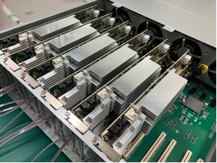 FPGAデータ処理基板を収めた計算機